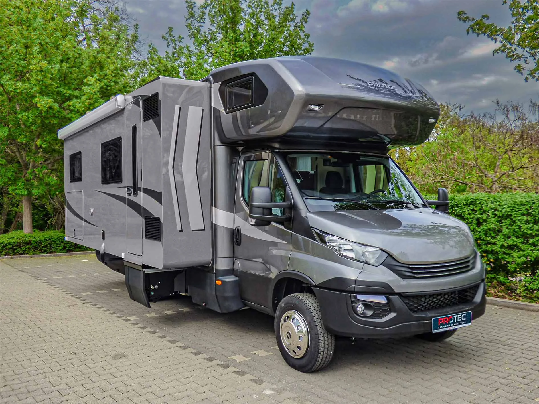 PROTEC Q18 VARIO plus in dunkelgrau-metallic, Frontansicht